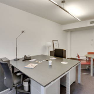 Bureau privé 18 m² 4 postes Location bureau Rue Quentin-Bauchart Paris 75008 - photo 2